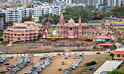 Obraz premium Aerial view of cars parked and side of Shree Swaminarayan temple.