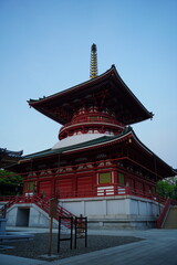 Naklejka premium 成田山新勝寺、成田、千葉県、日本、なりたさん、しんしょうじ、お寺、成田山、新勝寺、寺、建築、建物、提灯、赤、大きい、三重塔、塔、カラフル、装飾、彫刻、カラー、色、塔、龍、ドラゴン、参拝、初詣、お参り、信仰、お祈り、願い事、観光、ツアー、旅、旅行、旅行者、