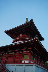 成田山新勝寺、成田、千葉県、日本、なりたさん、しんしょうじ、お寺、成田山、新勝寺、寺、建築、建物、提灯、赤、大きい、三重塔、塔、カラフル、装飾、彫刻、カラー、色、塔、龍、ドラゴン、参拝、初詣、お参り、信仰、お祈り、願い事、観光、ツアー、旅、旅行、旅行者、