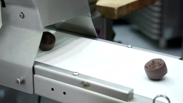 Conveyor line for the production of sweets.