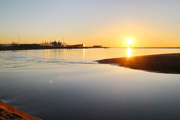 Obraz premium Sunset over the sea coast in the city