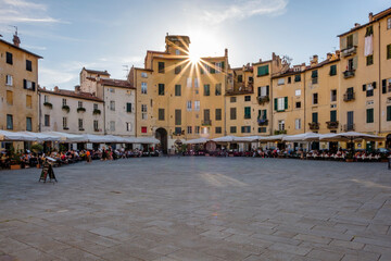 Fototapeta na wymiar Piazza dell'anfiteatro, Lucca, Toskana, Italien