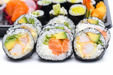 Okrągłe zawijane sushi z łososiem I ryżem  - obrazy, fototapety, plakaty