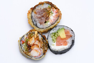 Okrągłe porcje sushi zawinięte w wodorosty  - obrazy, fototapety, plakaty