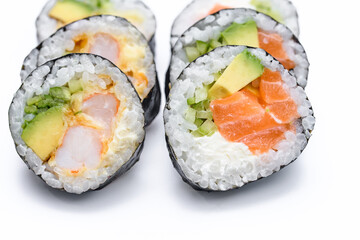 Zestaw sushi z surową rybą i ugotowanym ryżem zawiniętym w pasek z wodorostów  - obrazy, fototapety, plakaty