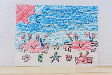 子供が描いた海とカニの絵