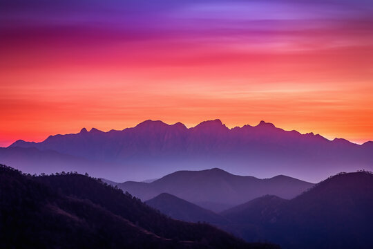Des silhouettes colorées de montagnes au coucher du soleil » IA générative
