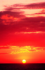 美しい夕焼け雲と海に沈む夕日