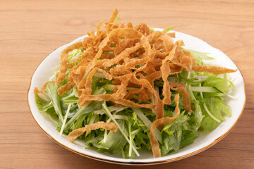 春巻きの皮　水菜とキュウリのパリパリサラダ