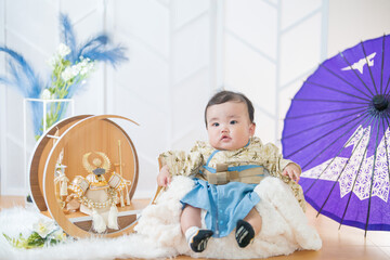 5月5日こどもの日 初めての端午の節句（初節句）を五月人形と一緒に祝う袴姿の赤ちゃん