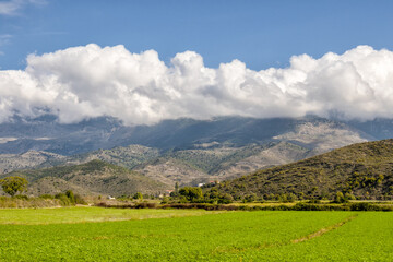 Obraz premium Beautiful mountain valley with gentle hills and clouds