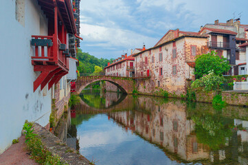 Puente sobre el río