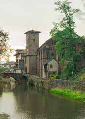 Río con puente e iglesia medieval