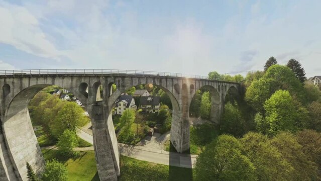Das Viadukt ist ein Wahrzeichen der Gemeinde Willingen Upland. 360 Grad Rundumblick aus der Luftperspektive. Willingen ist ein beliebter Urlaubsort im Sauerland.