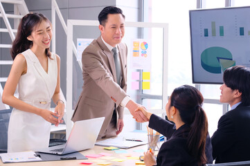 business people shake hands to congratulate the meeting.