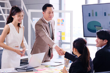 business people shake hands to congratulate the meeting.