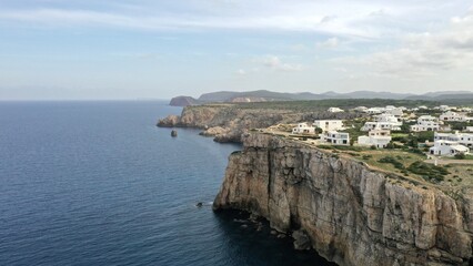 Fototapeta na wymiar Espagne, sur l'île de Minorque, survol de la cala morell et de la pointe de l'éléphant 