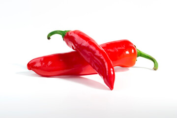 Peperoncini rossi in primo piano isolati su sfondo bianco.