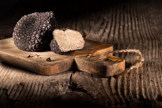 Tartufo nero estivo su tagliere piccolo.