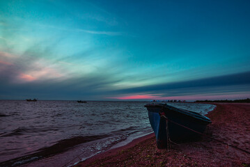 Łódka o zachodzie słońca na cyplu rewskim © Leszek