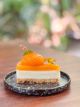 Cheesecake topped with sauce And a piece of fresh fruit is the Marian Plum, a summer fruit. Gives a sweet and sour taste Make dessert not too sweet.