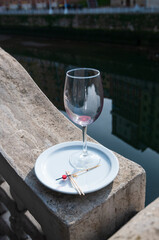Vista de una copa de vino y un plato en la terraza del mercado de Bilbao, España.