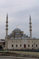 Fototapeta na wymiar A eminonu new mosque in istanbul. A building with a minaret on it
