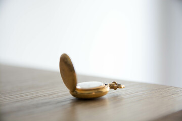 Mano sosteniendo reloj de bolsillo antiguo. Dorado. Copy space. Concepto tiempo.