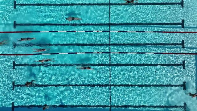 plan vid&eacute;o drone d'une piscine en ext&eacute;rieur, bassin nordique avec nageurs, natation