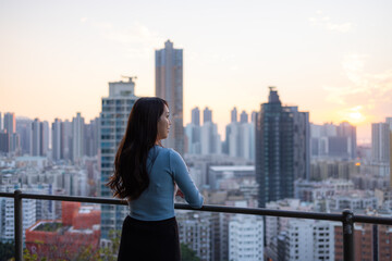 Fototapeta na wymiar Woman enjoy the city view in Hong Kong
