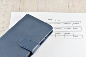 スマホと給料明細でデジタル給与のイメージ