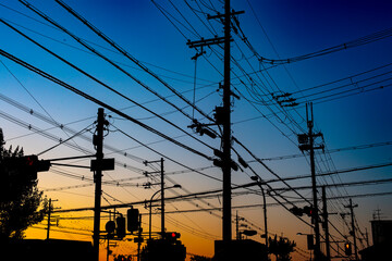 朝焼けに浮かぶ送電線の影