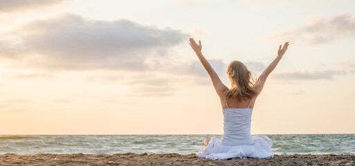 Fototapeta na wymiar Woman meditating at the sea