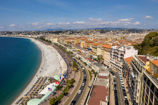 Panorama sur la Promenade des Anglais et la plage depuis la Tour Bellanda &agrave; Nice