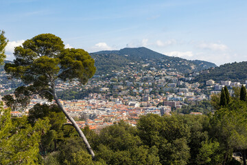 Panorama sur les quartiers nord et nord-est de Nice depuis le sommet du Mont Alban