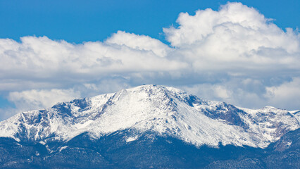 Fototapeta na wymiar snow covering Pikes Peak