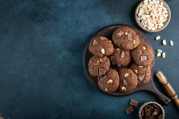 Obraz na płótnie Canvas Fresh homemade chocolate chip cookies. Brownie cookies. Cookies with chocolate and nuts. Vegetarian dessert. American dessert