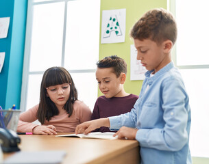 Obraz premium Group of kids students sitting on table studying at classroom