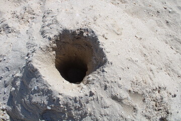Agujero artificial en arena de playa © Óscar