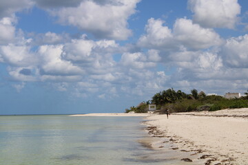 Paisaje de playa con nubes y mar