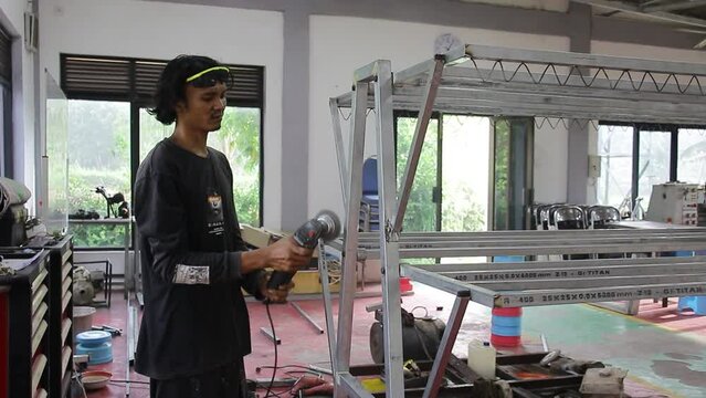 Creative Asian Young People who are Inventing Clotheslines with Kalvalum Iron