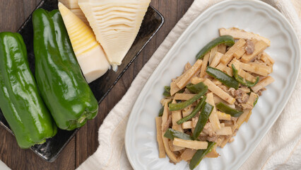 チンジャオロースとその食材(タケノコとピーマン)