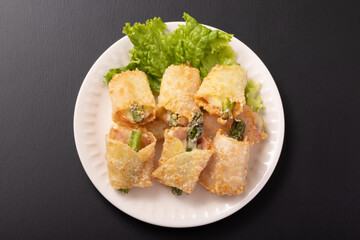 ベーコンアスパラチーズ巻き　(餃子の皮)