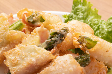 ベーコンアスパラチーズ巻き　(餃子の皮)