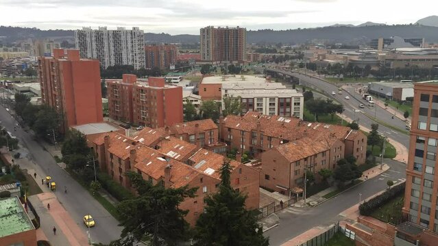 Time lapse panorámico aéreo del norte de la ciudad de Bogotá Colombia 