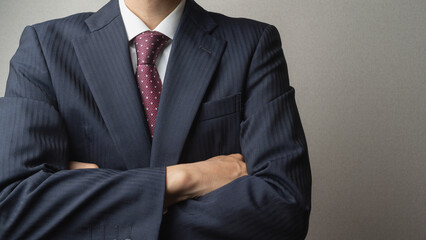 腕を組むビジネスマン