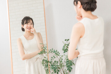 花粉症・鼻炎・小鼻の黒ずみが改善した笑顔のアジア人女性
