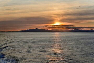 津軽海峡上で見た幻想的な夕焼け情景