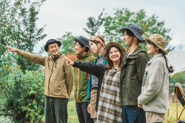 アウトドア系の遊び・登山・キャンプをする男女のキャンパー
