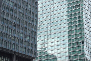 東京都の高層オフィスビルの外壁の風景